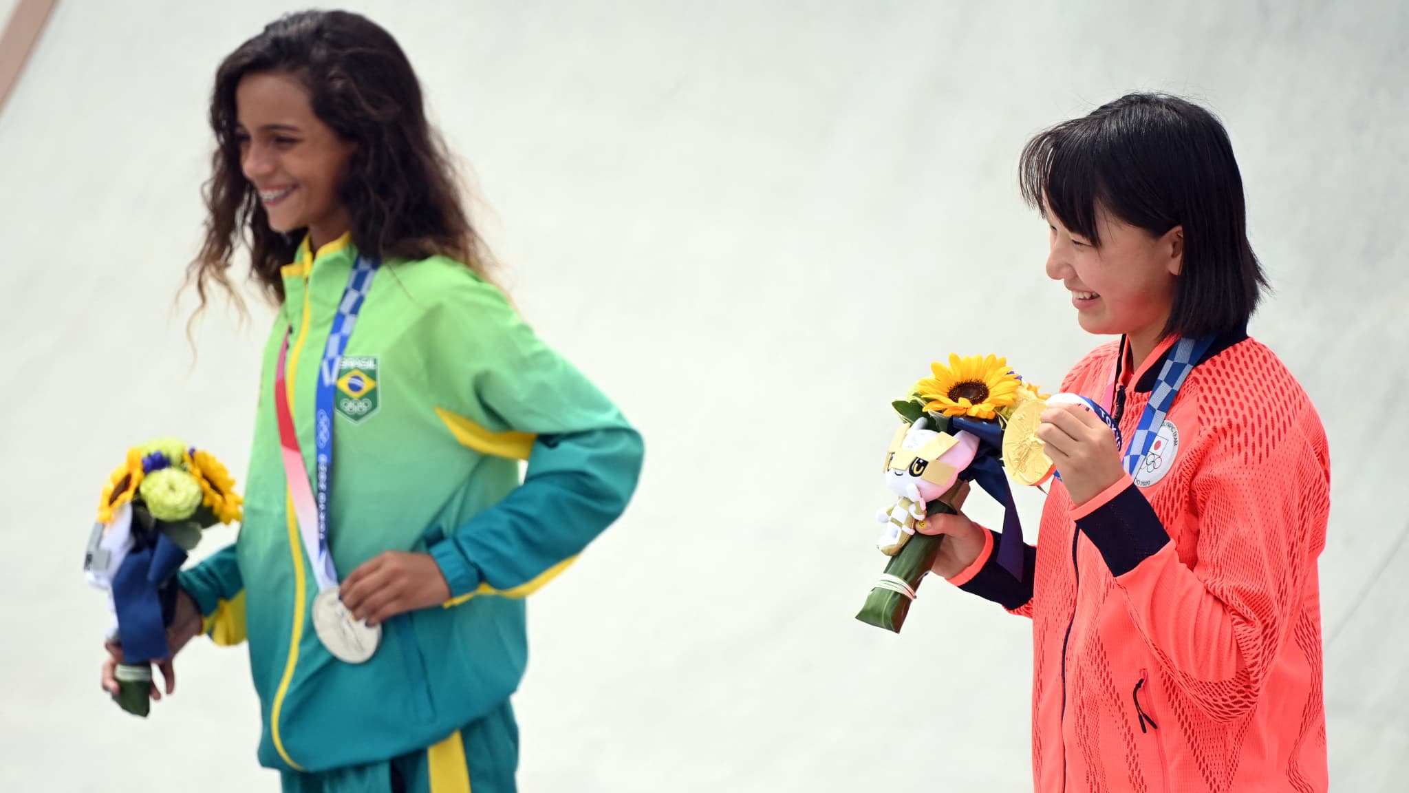 Momiji Nishiya (JPN) et Rayssa Leal (BRA)  sur le podium du skateboard féminin