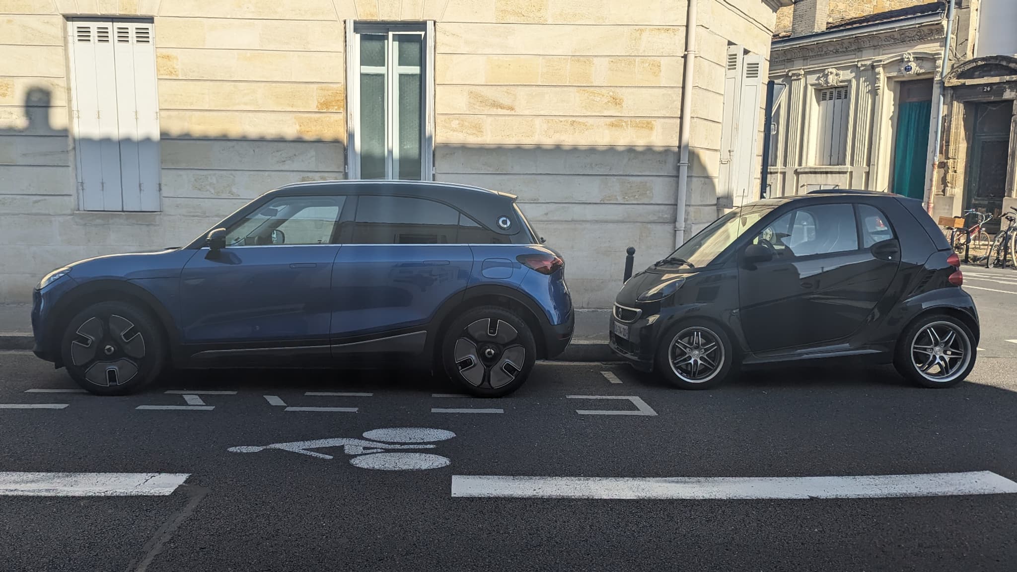 Face à une Smart Fortwo, une différence de taille pour ce SUV #1. Face à une Smart Fortwo, une différence de taille pour ce SUV #1.