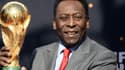 Pelé avec le trophée de la Coupe du monde