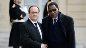 Le président français François Hollande serre la main de son homologue béninois Thomas Boni Yayi à son arrivée au palais présidentiel de l'Élysée le 8 février 2016