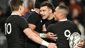 Le trois-quarts centre néo-zélandais David Havili (c), félicité par ses coéquipiers, après son essai marqué contre les Fidji, lors de leur test-match, le 10 juillet 2021 à Dunedin (Nouvelle-Zélande)