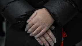Des mains gantées à Shanghai en février 2020.