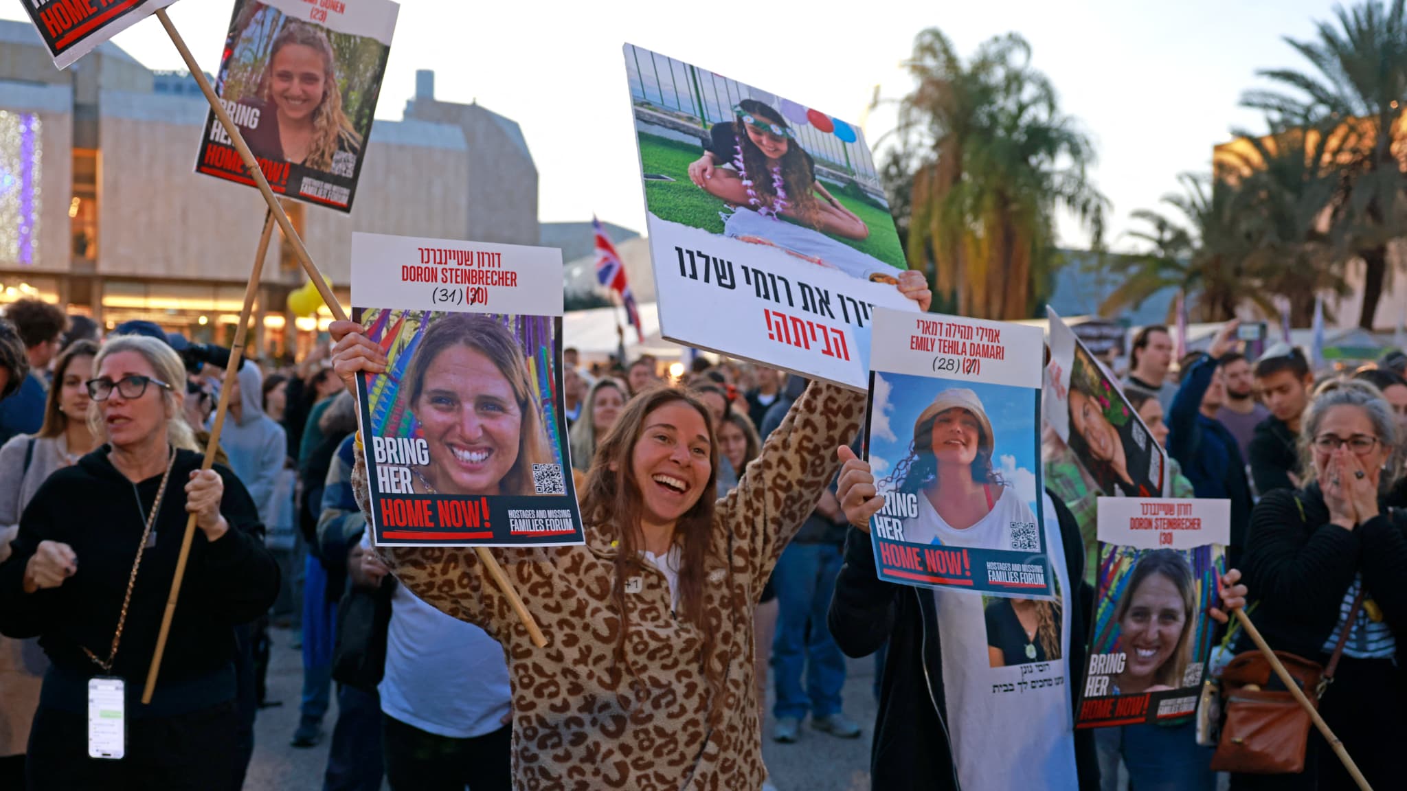 La foule réunie à Tel-Aviv, le dimanche 19 janvier 2025, se réjouit de la libération de trois otages israéliennes La foule réunie à Tel-Aviv, le dimanche 19 janvier 2025, se réjouit de la libération de trois otages israéliennes