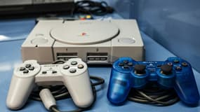 Une console de jeu vidéo Sony PlayStation 1, appartenant à la collection Charles Cros, exposée à la Bibliothèque nationale de France à Paris, le 4 août 2022