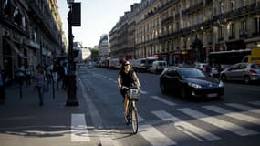 Dès cet été, les cyclistes pourront tourner à droite au feu rouge à certains croisements parisiens (photo d'illustration).