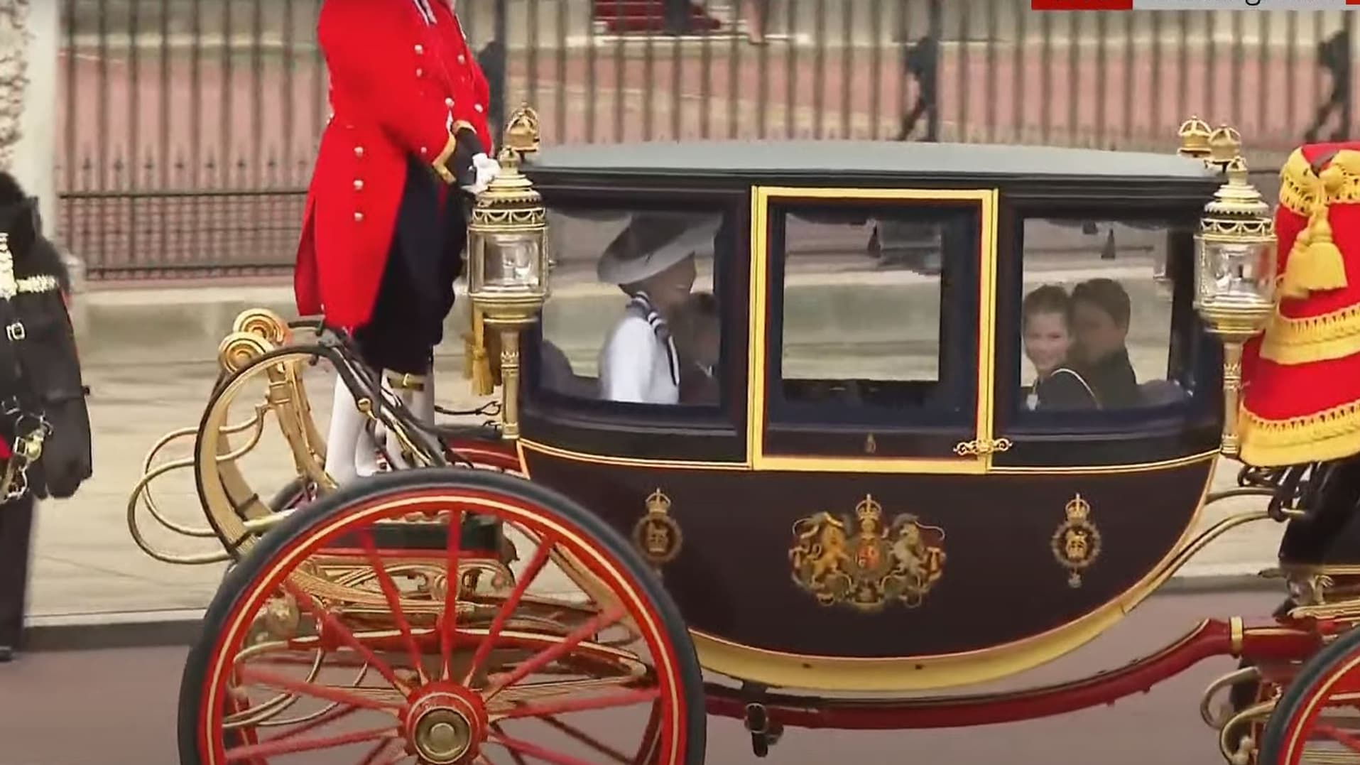 Kate et ses enfants George, Charlotte et Louis, en carrosse, pour Trooping the Colour le 15 juin 2024