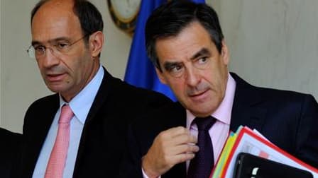 Le ministre du Travail Eric Woerth (à gauche) quitte le conseil des ministres en compagnie du Premier ministre François Fillon. Lors de la réunion, le président Nicolas Sarkozy a renouvelé sa confiance à Eric Woerth, mis en cause dans l'affaire Bettencour