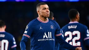 Kylian Mbappé célèbre un but du PSG