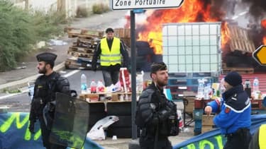 Des barricades érigées par des "gilets jaunes" à Port-La-Nouvelle, dans l'Aude, le 20 novembre 2018.