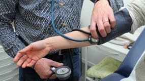 Un médecin prend la tension (illustration)
