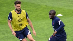 Olivier Giroud et N'Golo Kanté lors d'un entraînement avec l'équipe de France en 2021