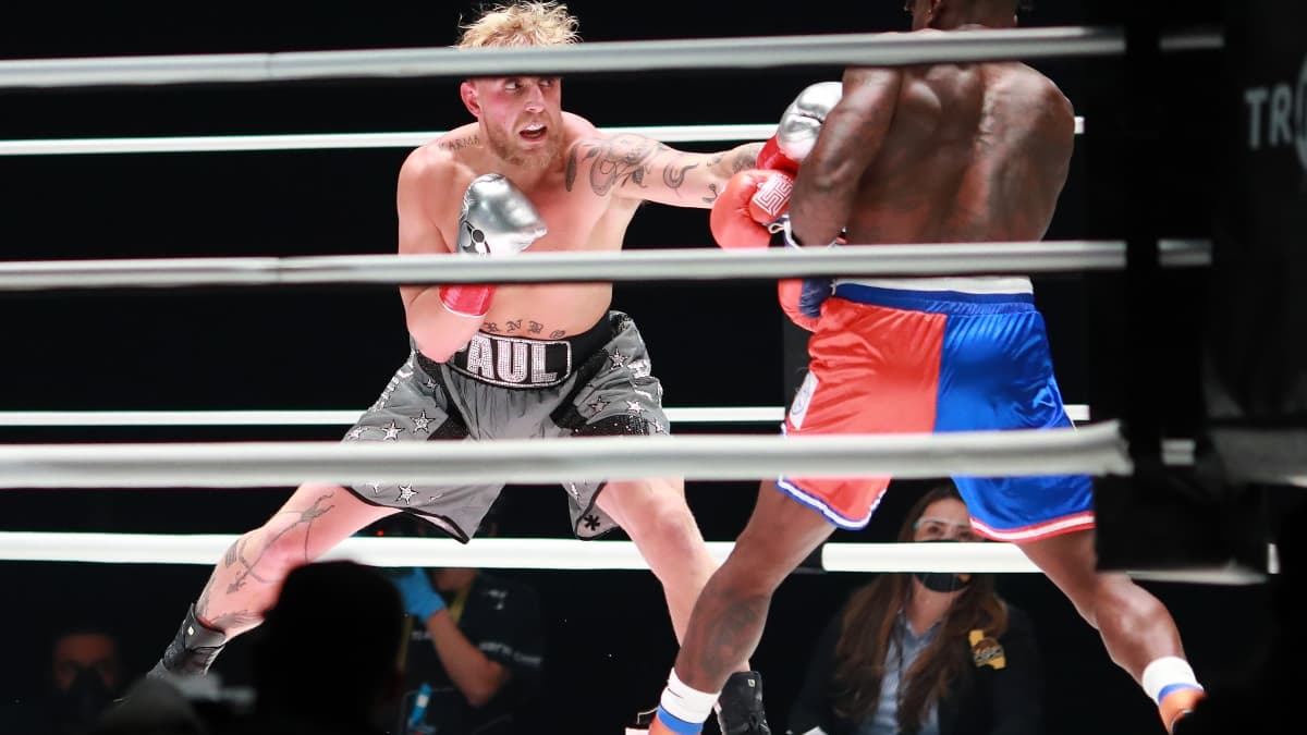 Jake Paul (de face) lors de son combat contre Nate Robinson en novembre 2020 Jake Paul (de face) lors de son combat contre Nate Robinson en novembre 2020