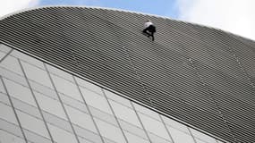 Alain Robert au sommet d'une tour de La Défense en 2014.