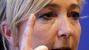 Marine Le Pen a fait campagne jusqu'au bout dans la France rurale ou périurbaine en se rendant vendredi dans une exploitation laitière en Bretagne. Créditée de 14% à 17% dans les derniers sondages, la candidate du Front national semble prendre l'ascendant
