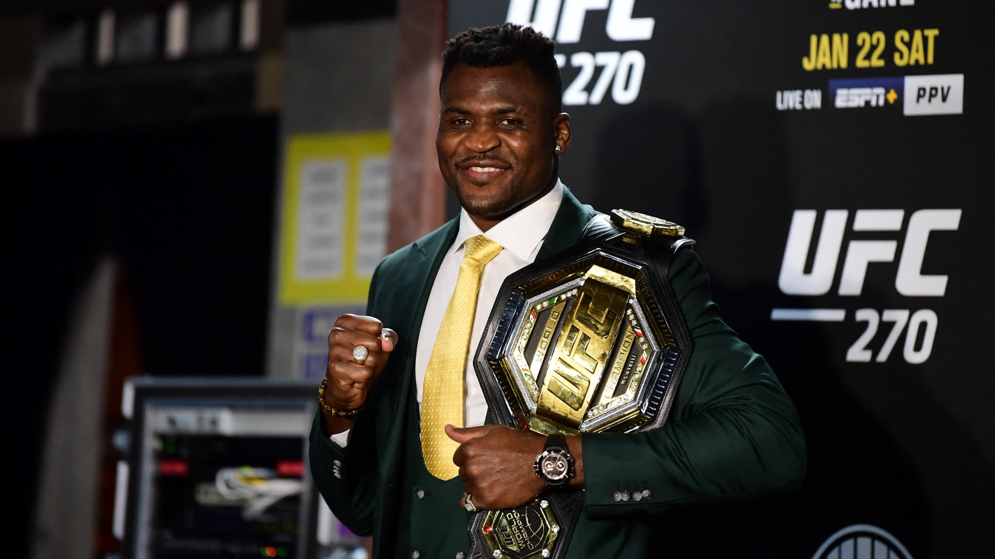Francis Ngannou tout sourire avec sa ceinture de champion des lourds après sa victoire sur Ciryl Gane à l'UFC 270 en janvier 2022 Francis Ngannou tout sourire avec sa ceinture de champion des lourds après sa victoire sur Ciryl Gane à l'UFC 270 en janvier 2022