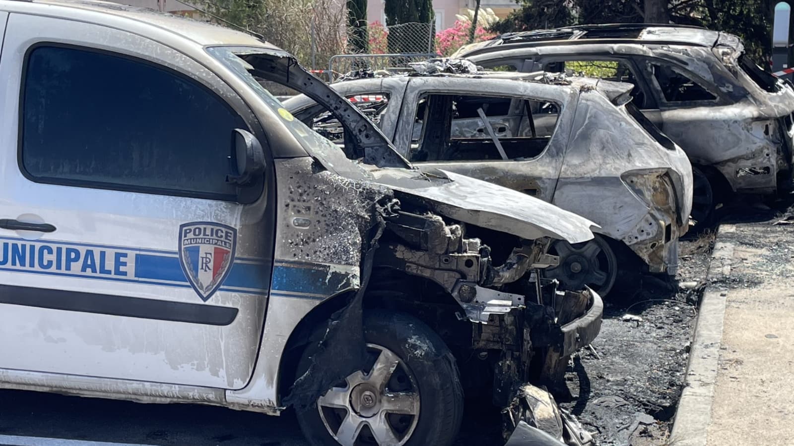 Trois véhicules de police municipale ont été brûlés sur le parking du commissariat à Carqueiranne dans la nuit de samedi à dimanche. Trois véhicules de police municipale ont été brûlés sur le parking du commissariat à Carqueiranne dans la nuit de samedi à dimanche.