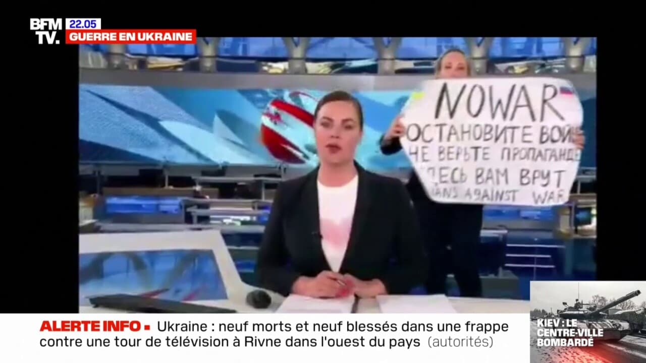 Une manifestante s'introduit sur le plateau du principal journal télévisé de Russie contre la 