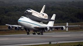 Après 28 ans de bons et loyaux services, la navette spatiale américaine "Discovery" a décollé mardi de Floride sur le dos d'un Boeing 747 aménagé pour son dernier voyage : le musée national Smithsonian de l'espace et de l'aéronautique, en Virginie. /Photo