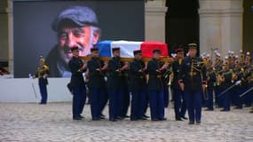 Le cercueil de Jean-Paul Belmondo quitte la cour des Invalides au son de la musique du "Professionnel".