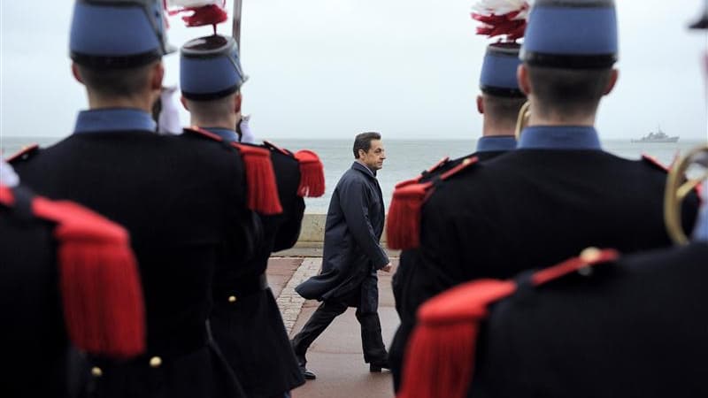 Au siège de l'Ecole navale de Lanvéoc-Poulmic, près de Brest, Nicolas Sarkozy a rendu hommage à l'action des forces armées françaises sur les théâtres libyen, ivoirien et afghan en 2011. /Photo prise le 3 janvier 2011/ REUTERS/Eric Feferberg/Pool