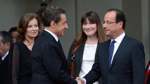 Valérie Trierweiler et Carla Burni-Sarkozy lors de la cérémonie de passation de pouvoirs à l'Elysée, le 15 mai 2012.