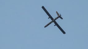 Un drone de l'armée de l'air israélienne survole la ville de Gaza (Palestine), le 18 mars 2025, jour durant lequel Israël a lancé ses frappes les plus intenses sur la bande de Gaza depuis le cessez-le-feu de janvier 2025. Les secouristes ont fait état de 220 morts et le Hamas a accusé Benjamin Netanyahu d'avoir décidé de « reprendre la guerre » après l'impasse sur la prolongation de la trêve.