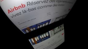 Dès vendredi les annonces de location de logements sur Airbnb et ses concurrents à Paris devront afficher un numéro d'enregistrement, obtenu en mairie, nouvelle étape dans la traque des meublés touristiques illégaux