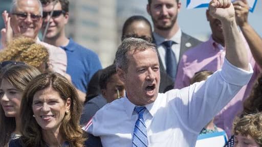 L'ancien gouverneur démocrate du Maryland (est des Etats-Unis) Martin O'Malley et sa femme Katie, le 30 mai 2015, après avoir annoncé à Baltimore sa candidature à l'élection présidentielle américaine de 2016