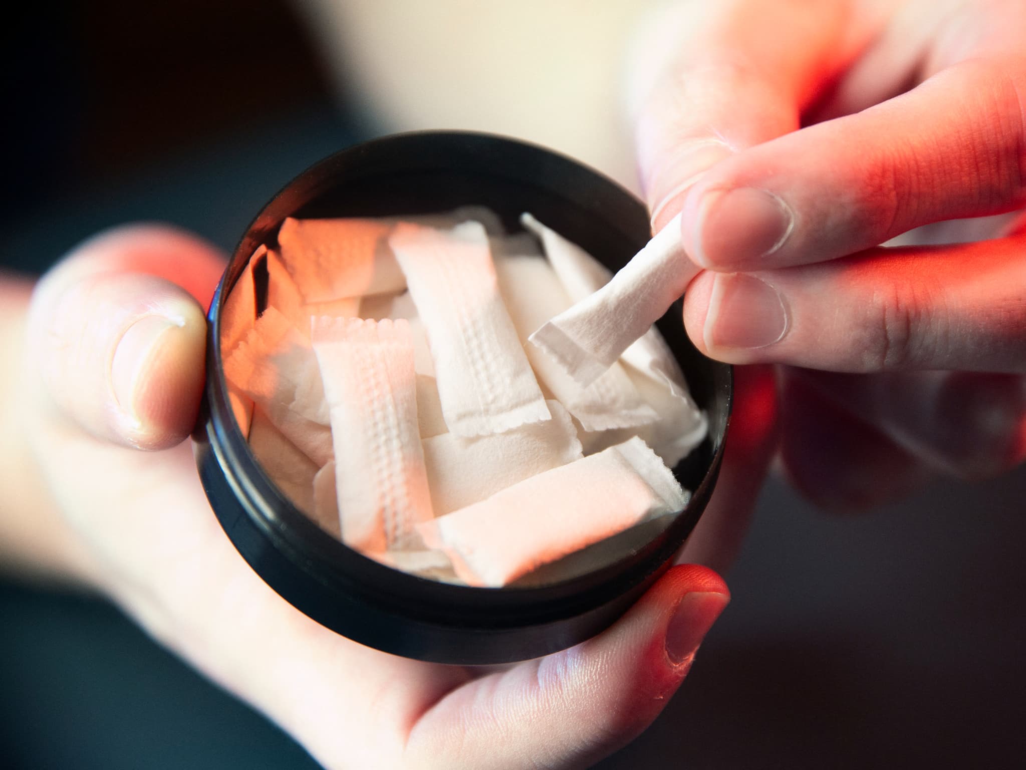 Conus pour tre addictifs": pourquoi les sachets de nicotine qui explosent chez les jeunes inquitent l'OMS Conus pour tre addictifs": pourquoi les sachets de nicotine qui explosent chez les jeunes inquitent l'OMS