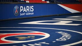 Le logo du PSG lors d'un match au Parc des Princes, le 24 octobre 2020