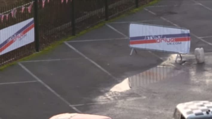 34 centimètres et un créneau en dérapage. 34 centimètres et un créneau en dérapage.