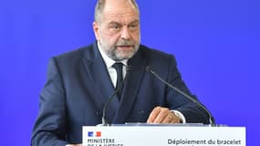 Le ministre de la Justice Eric Dupond-Moretti présente le bracelet anti-rapprochement, au tribunal de Pontoise, près de Paris, le 24 septembre 2020
