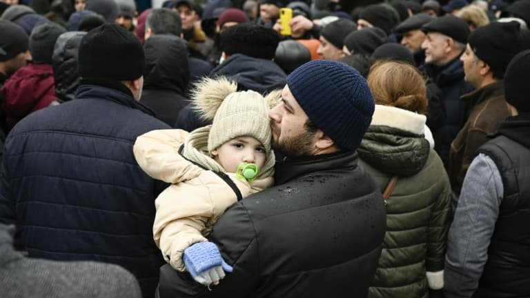 Des réfugiés ukrainiens attendent devant un centre d'accueil, le 3 mars 2022 à Chisinau, en Moldavie
