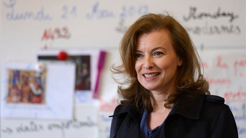 Première dame de France depuis moins d'une semaine, Valérie Trierweiler, ici dans une école française de Chicago, apprend son nouveau rôle et prend le pouls de sa notoriété naissante, à 7.000 kilomètres de Paris. /Photo prise le 21 mai 2012/REUTERS/Eric F