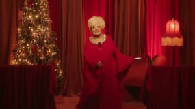 La chanteuse Brenda Lee dans le clip de son tube de 1958 "Rockin' Around the Christmas Tree", sorti en novembre 2023.