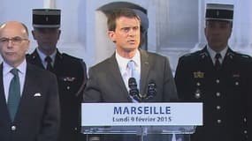 Manuel Valls devant les représentants des forces de l'ordre à Marseille lundi.