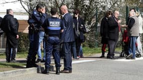 Des policiers devant l'école en Isère où les viols présumés se seraient produits.