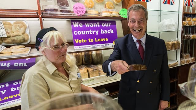Nigel Farage, leader du parti europhobe Ukip, et partisan du Brexit, fait campagne dans une boulangerie de Sittingbourne, le 13 juin 2016.