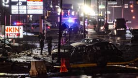Des membres des services d'urgence interviennent sur les lieux d'un accident d'avion dans un quartier près de Cottman Avenue le 31 janvier 2025 à Philadelphie, en Pennsylvanie. L'avion, un avion de transport médical transportant un enfant, s'est écrasé après avoir décollé de l'aéroport du nord-est de Philadelphie, endommageant plusieurs maisons et véhicules.