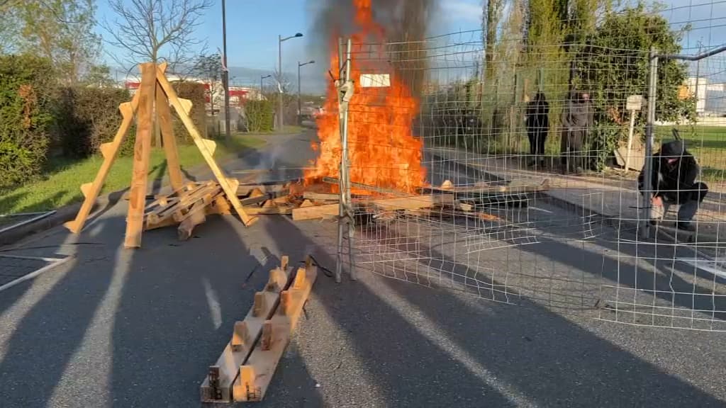 Des barrages en feu bloquent l'entrée du site d'expédition de la raffinerie de Feyzin ce jeudi 13 avril 2023. Des barrages en feu bloquent l'entrée du site d'expédition de la raffinerie de Feyzin ce jeudi 13 avril 2023.