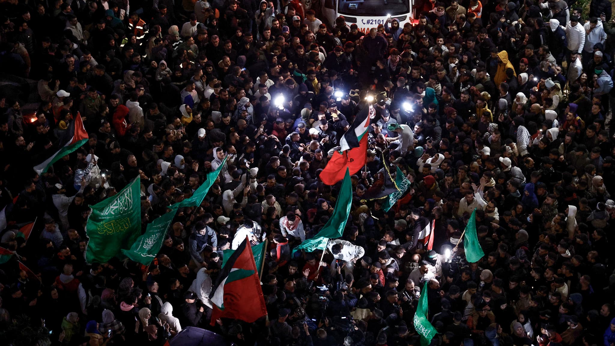 Des prisonniers palestiniens accueillis par la foule après avoir été libérés des prisons israéliennes en échange d'otages libérés par le Hamas, à Ramallah, en Cisjordanie occupée, le 26 novembre 2023. Des prisonniers palestiniens accueillis par la foule après avoir été libérés des prisons israéliennes en échange d'otages libérés par le Hamas, à Ramallah, en Cisjordanie occupée, le 26 novembre 2023.