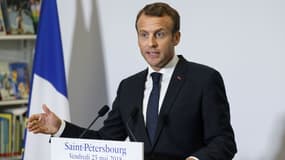 Emmanuel Macron a tenu une conférence de presse à Saint-Pétersbourg vendredi. 