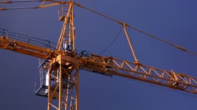 Une grue sur un chantier de construction