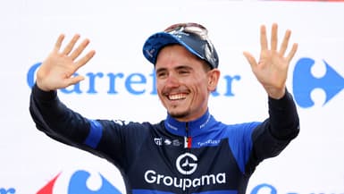 Le Français David Gaudu tout sourire pendant le podium protocolaire sur la Vuelta, le 26 août 2025