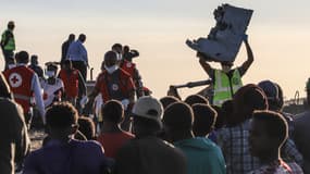Un homme portant un morceau de l'épave de l'avion de l'Ethiopian airlines, dimanche 10 mars 2019. - MICHAEL TEWELDE / AFP