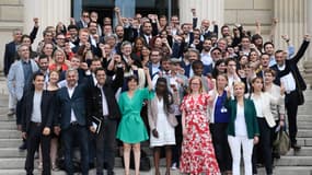 Les plus de 80 députés LFI posent pour une photo de famille avec Jean-Luc Mélenchon sur les marches du Palais-Bourbon, le 21 juin 2022. 