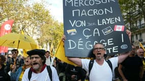 Des agriculteurs manifestent à Paris contre l'accord Mercosur de libre-échange entre l'Union européenne et les pays d'Amérique latine, le 14 octobre 2025