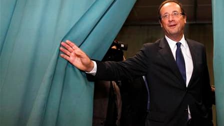 François Hollande arriverait en tête de la primaire socialiste en vue de l'élection présidentielle de 2012, selon l'entourage du favori des sondages. Selon les résultats provenant d'une sélection de bureaux portant sur quelque 20.000 bulletins de vote, sa