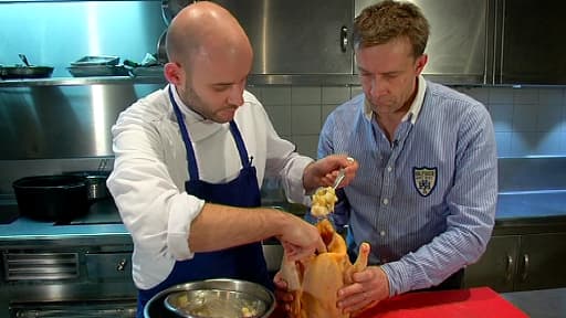 Le chef Guillaume Iskandar dévoile sa technique pour farcir une volaille.