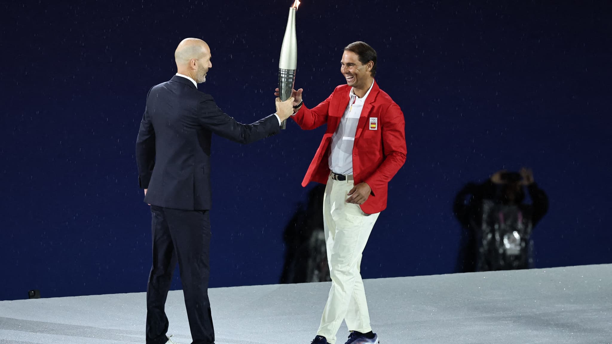 Rafael Nadal et Zinédine Zidane s'échangent la flamme olympique des Jeux de Paris 2024